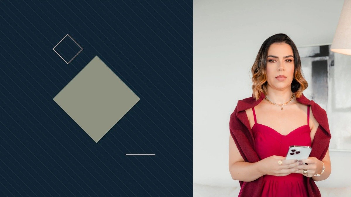 Luciana Prates em pé, com celular na mão, ao lado de um painel azul-escuro com losangos da identidade da Gestão Prates.