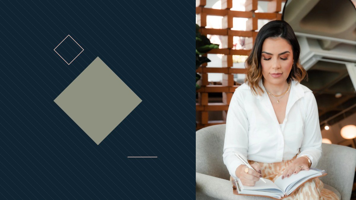 Luciana Prates, de camisa branca, escrevendo em um caderno em um ambiente de escritório, ao lado do losango da identidade visual da Gestão Prates.